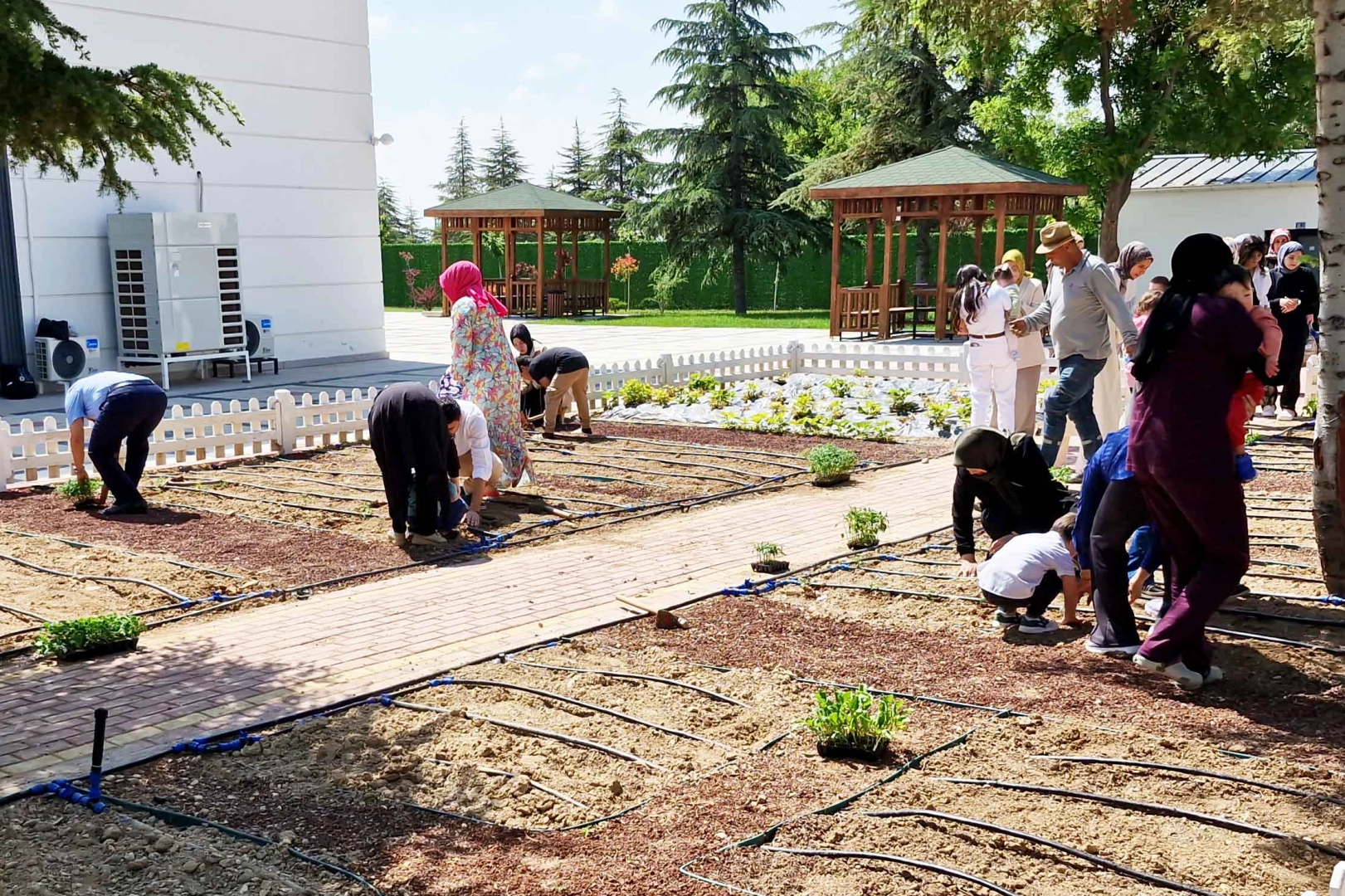Özel çocuklar fideleri toprakla buluşturdu