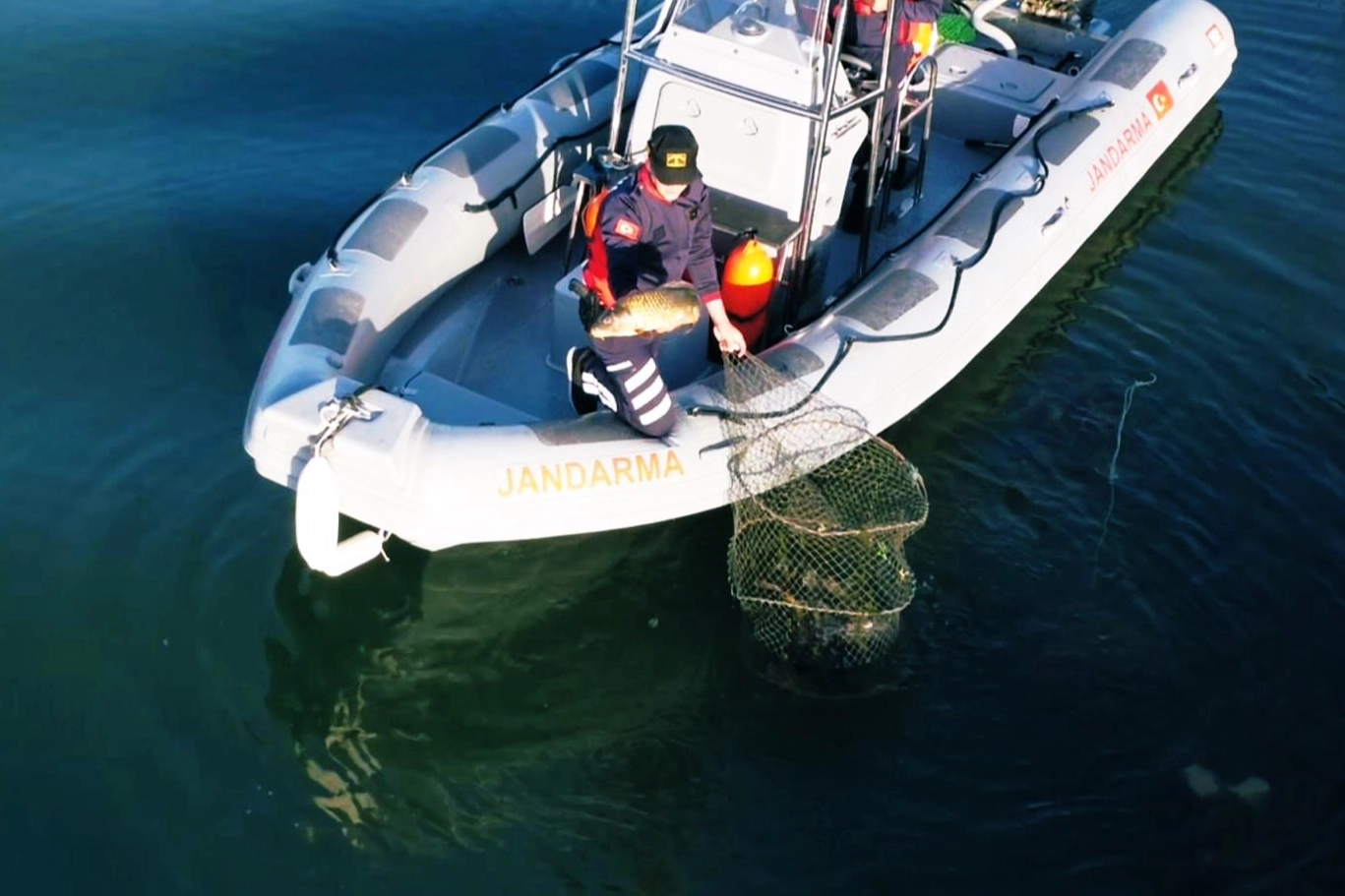Uluabat Gölü’nde kaçak avcılığa Jandarma darbesi... 346 kilo balık doğaya kazandırıldı