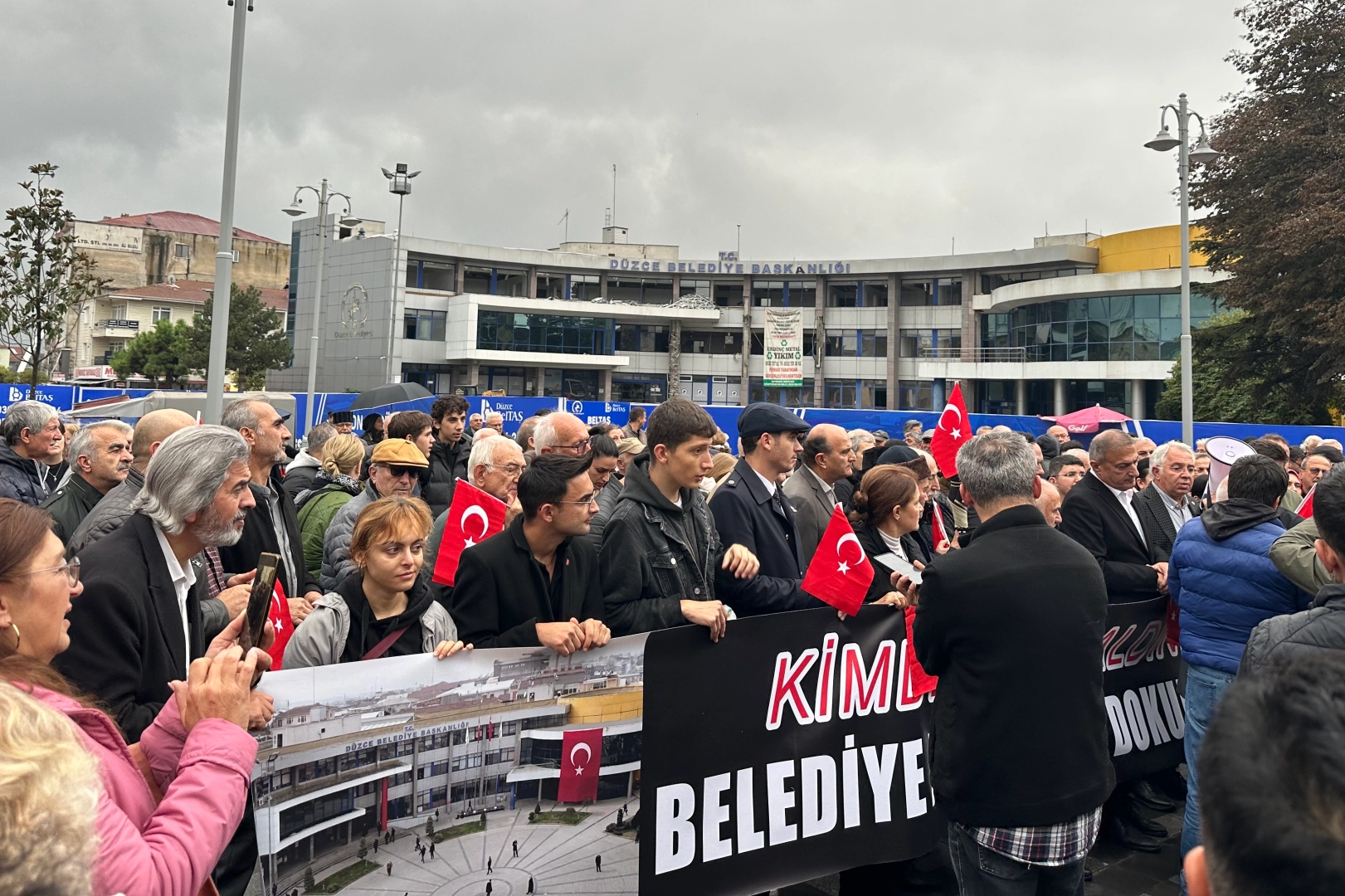 Düzce'de belediye binasının yıkımına tepki!